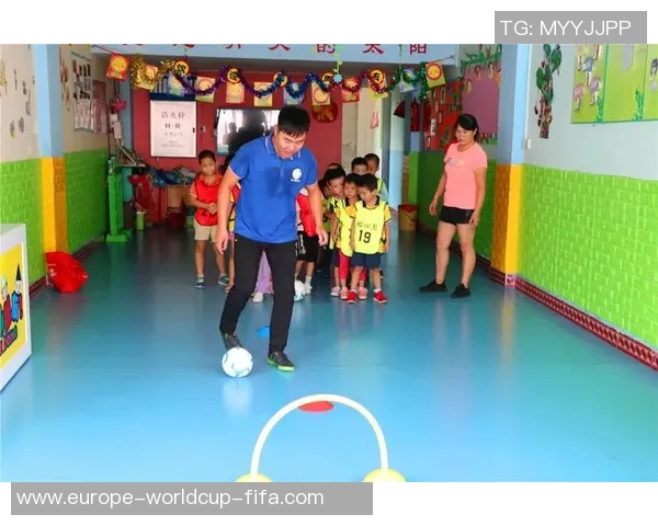 幼儿足球培训视频全攻略让孩子快乐学习足球技巧与团队合作精神